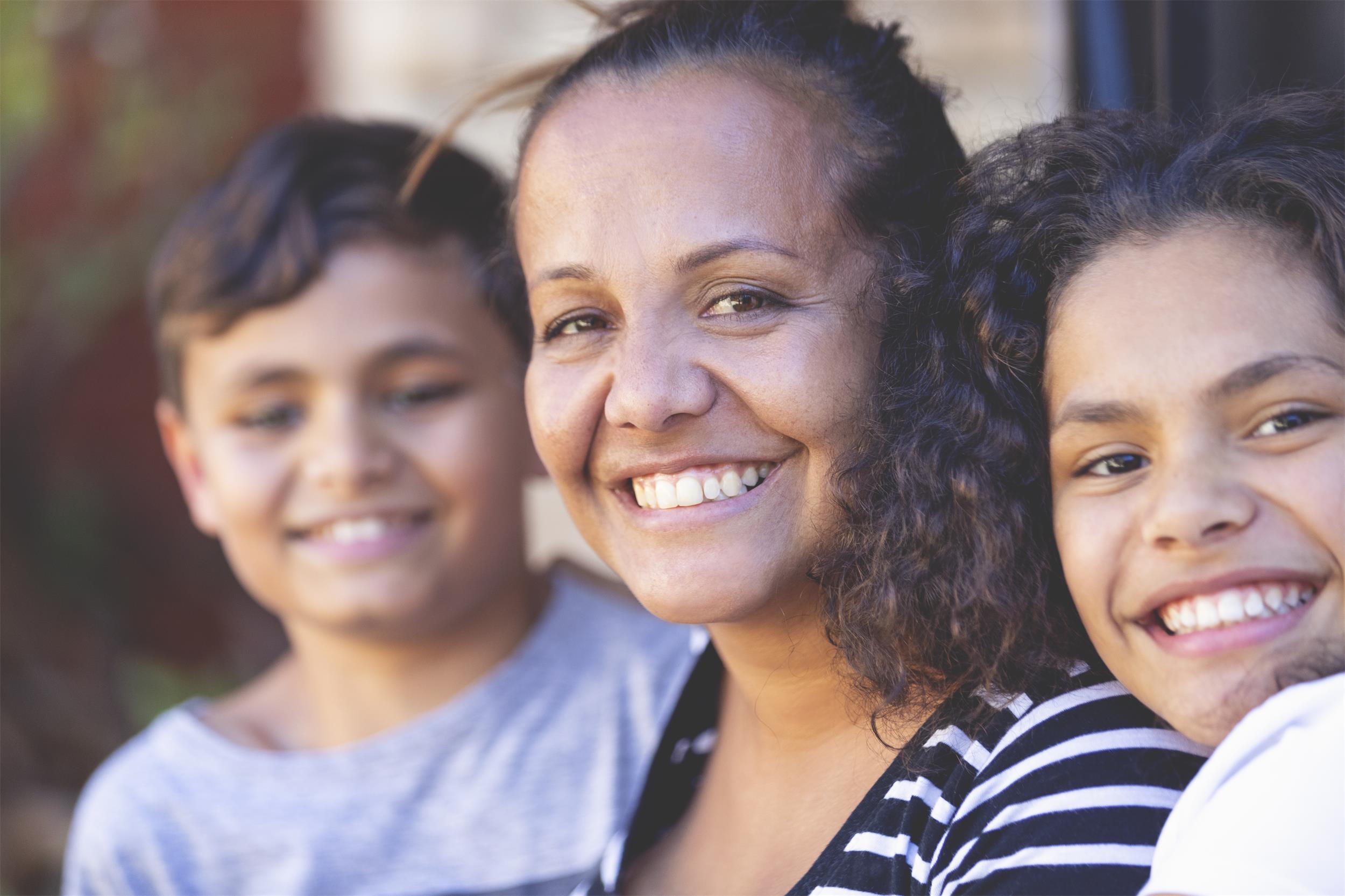 Aboriginal-Family-portrait-with-1-parent-and-2-children